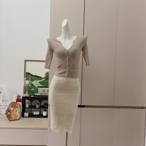 Women's V-Neck Knit Cardigan and Lace Skirt Set Slimming Five-Quarter Sleeve